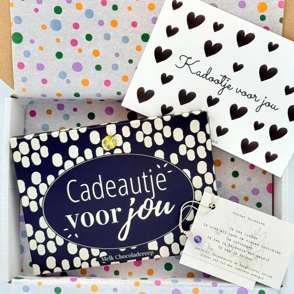 Postkadootje Liefde | Bh hangertje met edelstenen gouden driehoek | Cadeautje voor jou chocoladereep melk | Kaartje naar keuze