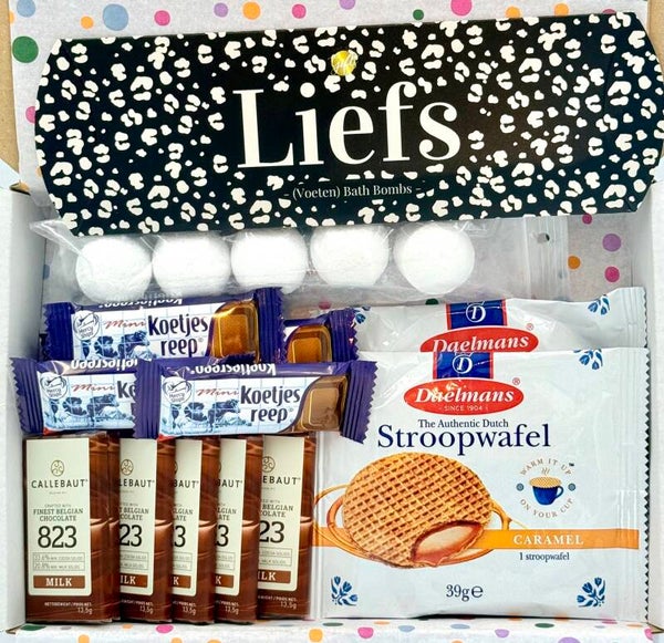 Postkadootje Liefs | Bath bombs in gondeldoosje met de tekst liefs | Koetjes reepjes mini | Stroopwafels per stuk verpakt | Callebaut mini chocolade | Kaartje naar keuze