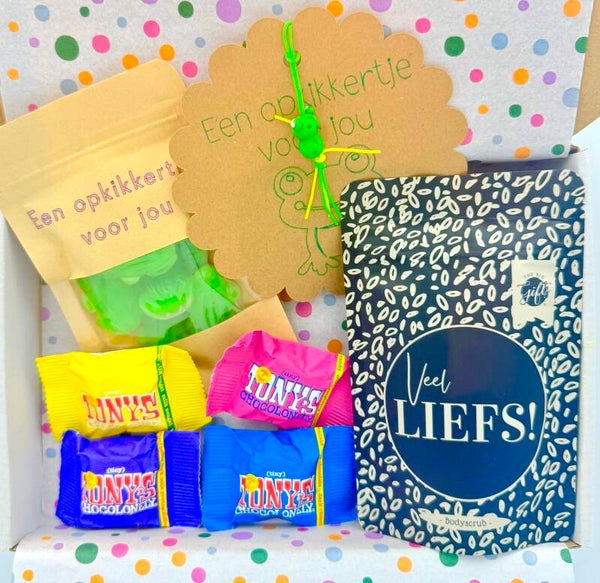 Postkadootje Liefs | Body scrub veel liefs | Mini tony's chocolade | Een opkikkergelukje voor jou | Kikkersnoepjes mini zakje | Kaartje naar keuze
