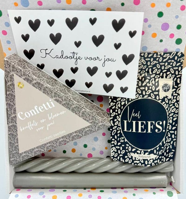 Postkadootje Liefs | Bodyscrub veel liefs | Confetti zaadjes knuffels en bloemen voor jou | Twee kaarsen | Kaartje naar keuze