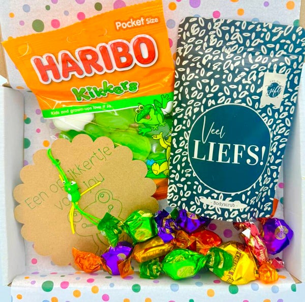 Postkadootje Liefs | Bodyscrub Veel liefs | Haribo kikkersnoepjes | Een opkikkertje voor jou gelukje | Toffees | Kaartje naar keuze