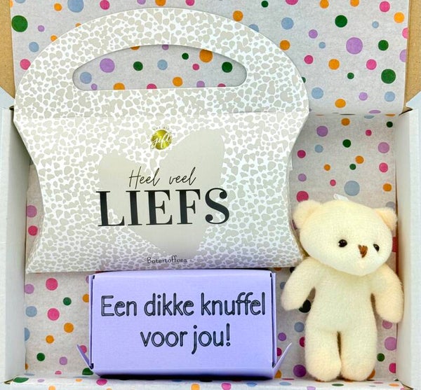 Postkadootje Liefs | Botertoffees in doosje heel veel liefs | Doosje met knuffelbeertje een dikke knuffel voor jou | Kaartje naar keuze