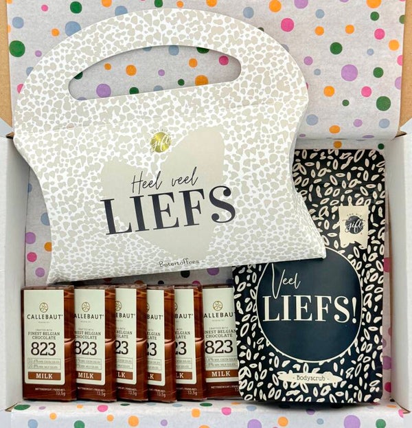 Postkadootje Liefs | Botertoffees in doosje met de tekst liefs | Body scrub liefs | Callebaut mini chocolade | Kaartje naar keuze