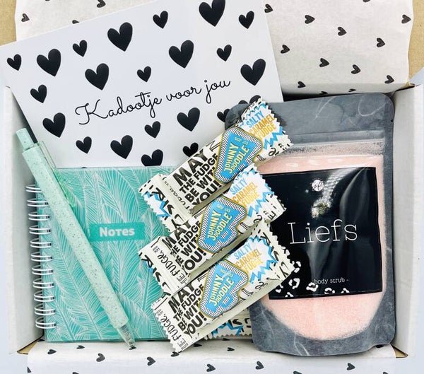 Postkadootje Liefs | Scrub met tekst liefs | Notitieblokje met pen | Fudge mini blokjes | Kaartje naar keuze