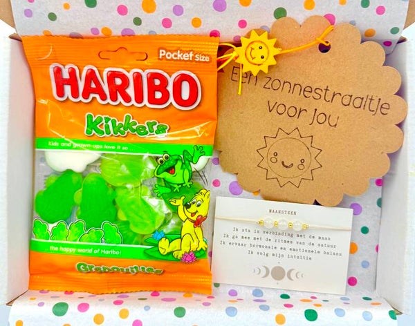 Postkadootje Maan | Armbandje met edelstenen maansteen | Kikkersnoepjes | Een zonnestraaltje voor jou gelukje | Kaartje naar keuze