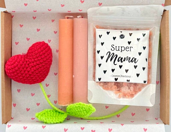 Postkadootje Mama | Badzout super mama | Kaarsjes | Hartjesbloem gehaakt | Kaartje naar keuze