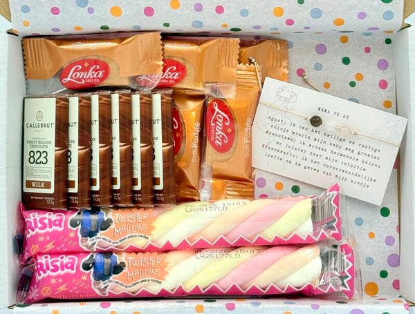 Postkadootje Mama to be | Verstelbaar armbandje mama to be | Spekkies | Callebaut mini chocolade | Lonka fudge mini | Kaartje naar keuze.