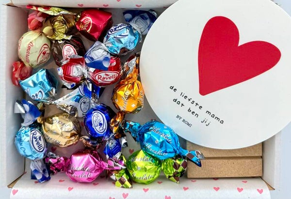 Postkadootje Mama | Wooncirkel de liefste mama dat ben jij in houder | Chocoladeballen | Kaartje naar keuze