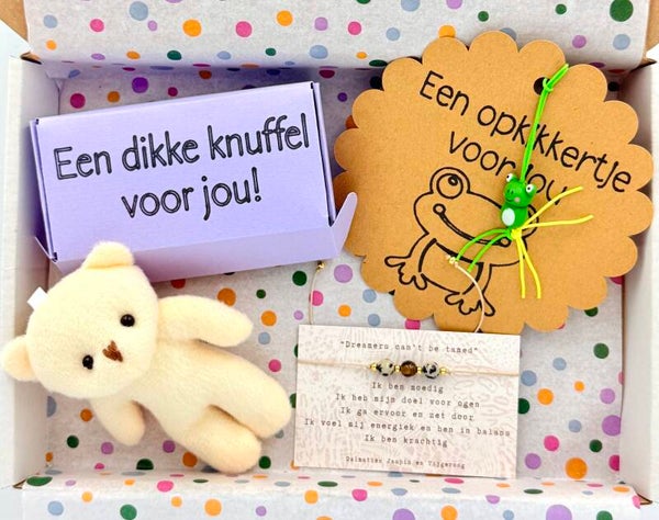 Postkadootje Moedig | Armbandje met edelstenen verstelbaar | Opkikkergelukje | Doosje met knuffelbeertje een dikke knuffel voor jou | Kaartje naar keuze