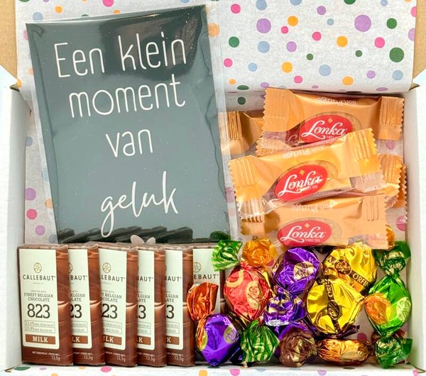 Postkadootje Moment van geluk | Geurzakje een klein moment van geluk | Mini Lonka fudge | Callebaut mini chocoladereepjes | Toffees verschillende smaken | Kaartje naar keuze