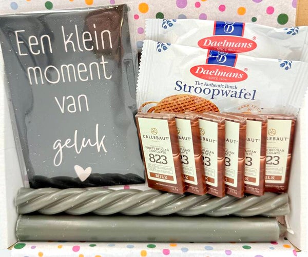 Postkadootje Momentje geluk | Geurzakje momentje van geluk | Stroopwafels | Callebaut mini chocolade | Dinerkaarsen | Kaartje naar keuze