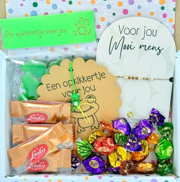 Postkadootje Mooi mens | Armbandje voor jou mooi mens | Opkikkertje voor jou snoepkikkers | Opkikkergelukje | Mini Lonka caramelblokjes | Toffees verschillende smaken | Kaartje naar keuze