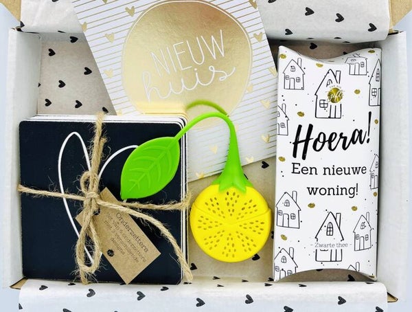 Postkadootje Nieuw huis | Hoera nieuwe woning zwarte thee | Theefilter | 6 onderzetters | Kaart nieuw huis