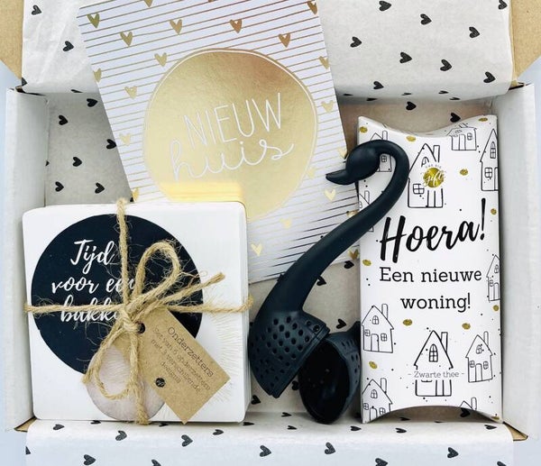 Postkadootje Nieuwe huis | Zwarte thee in gondeldoosje hoera een nieuwe woning | Theefilter zwaantje | 6 onderzetters | Kaart nieuw huis