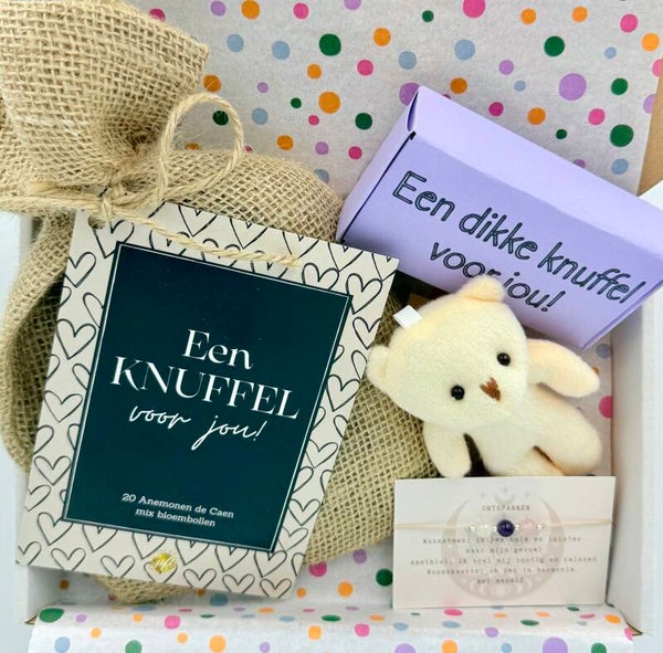 Postkadootje Ontspannen | Armbandje verstelbaar met edelstenen ontspannen maansteen amethist en rozenkwarts | Doosje met knuffelbeertje een dikke knuffel voor jou | Bloembollen een knuffel voor jou | Kaartje naar keuze