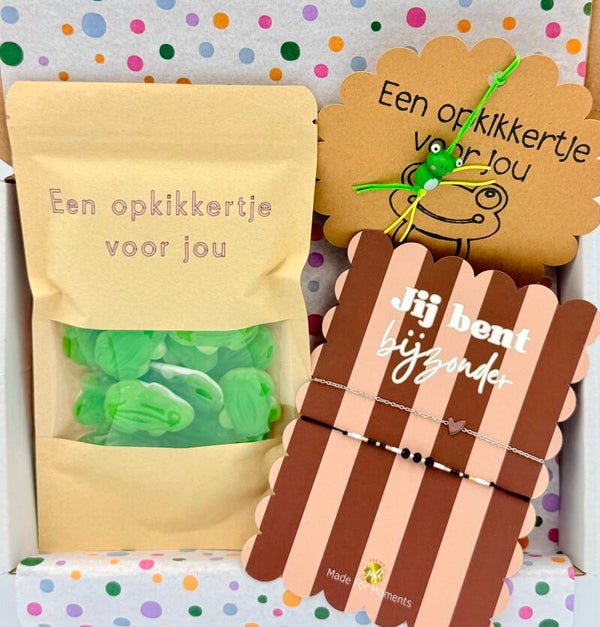 Postkadootje Opkikker | Een opkikkertje voor jou snoepjes | Opkikker gelukje | Armbandjes met de tekst jij bent bijzonder | Kaartje naar keuze