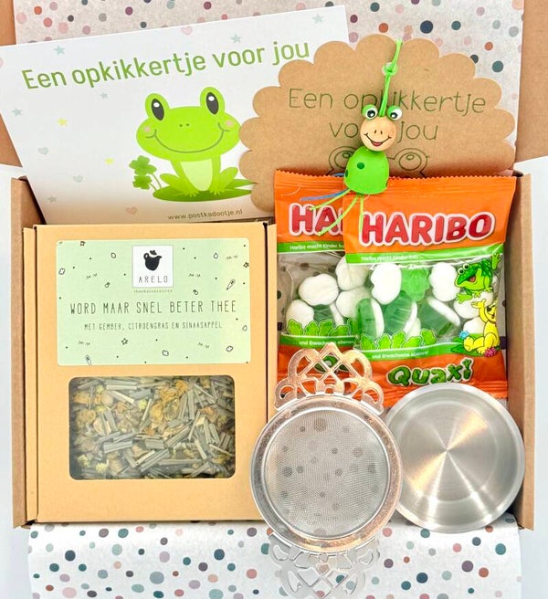 Postkadootje Opkikker | Word maar snel beter thee in doosje | Theezeefje met uitlekschaaltje | Haribo mini snoepkikkers | Opkikkergelukje | Kaartje naar keuze