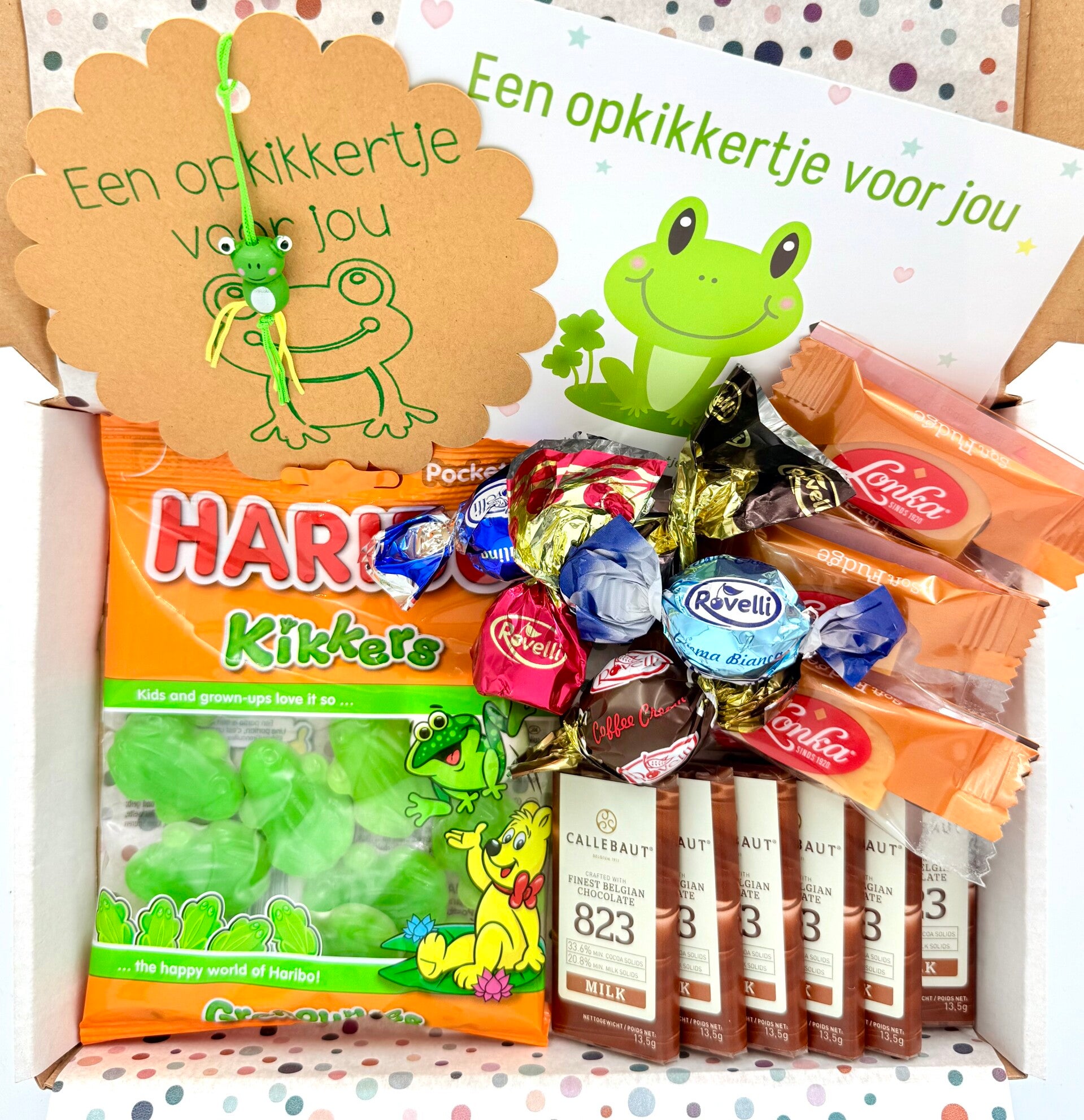 Postkadootje Opkikkertje | Haribo snoepkikkers pocket size | Gelukje (kikkertje) een opkikkertje voor jou | Rovelli chocoladeballen | Lonka caramelblokjes | Mini chocoladereepjes Callebaut | Kaartje naar keuze