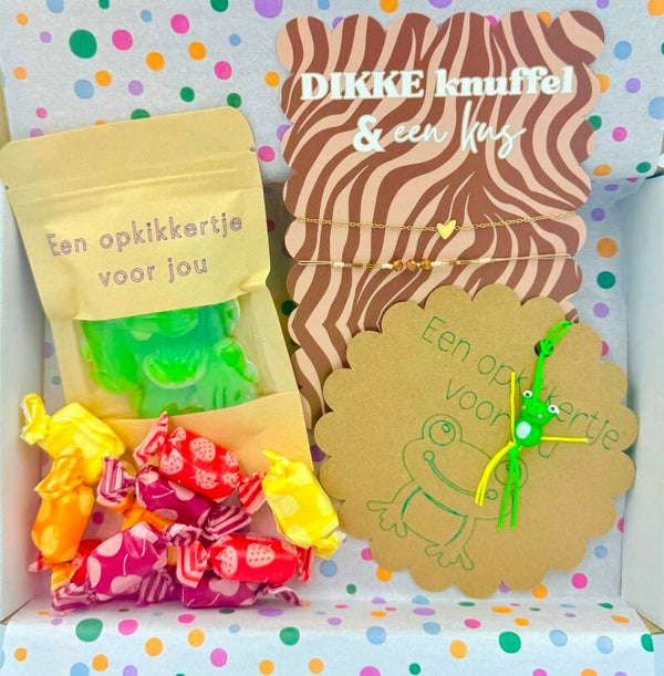 Postkadootje Opkikkertje | Kikkersnoepjes opkikkertje voor jou | Armbandje dikke knuffel en en kus | Een opkikkertje voor jou gelukje | Fruittoffees | Kaartje naar keuze