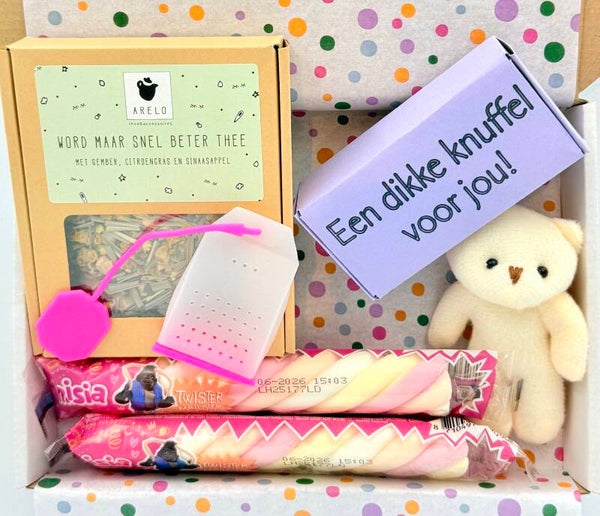 Postkadootje Pink | Word maar snel beter thee | Theefilter roze | Doosje met knuffelbeertje met de tekst een dikke knuffel voor jou | Twee spekkies | Kaartje naar keuze