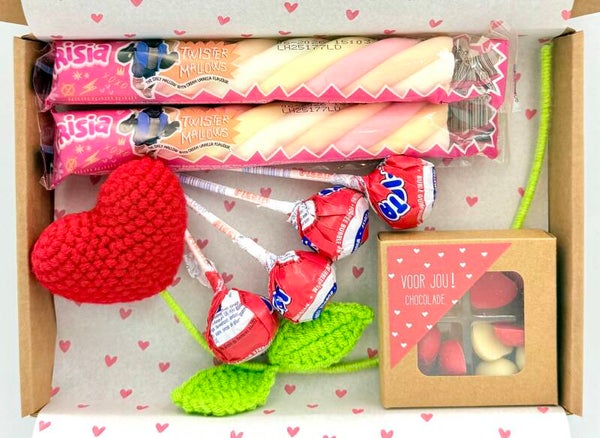 Postkadootje Red | Gehaakt hartjesvorm bloem | Mini chocoladehartjes in doosje | 4 lolly's | Spekkies | Kaartje naar keuze