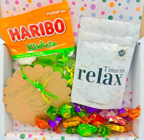 Postkadootje Relax | Badzout time to relax | Haribo kikkersnoepjes | Een opkikkertje voor jou gelukje | Toffees | Kaartje naar keuze