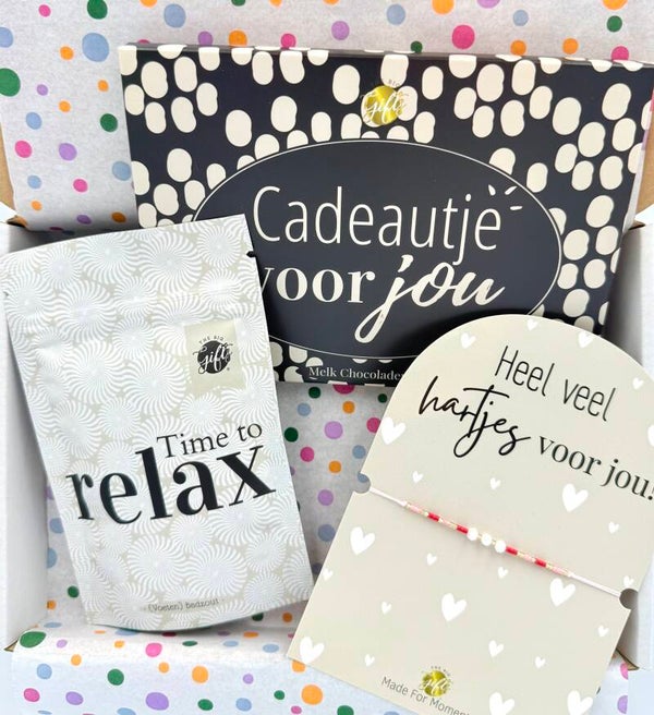 Postkadootje Relax | Badzout time to relax | Melkchocoladereep cadeautje voor jou | Armbandje heel veel hartjes voor jou! | Kaartje naar keuze