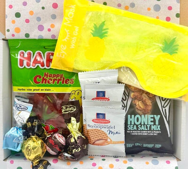 Postkadootje Relax | Verkoelend oogmasker | Haribo kersjes | Mini stroopwafels | Zakje nootjes | Bonbons | Kaartje naar keuze
