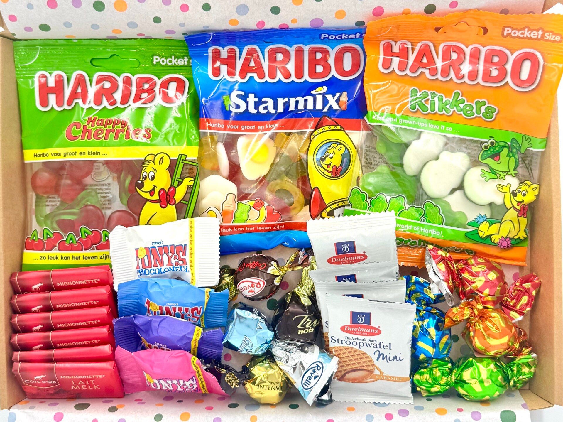 Postkadootje Snoepen | Haribo cherries | Haribo starmix | Haribo snoepkikkers | Mini chocolaatjes | Tony Chocolonely mini's | Rovelli bonbons | Mini stroopwafels | Chocolade bonbons | Kaartje naar keuze