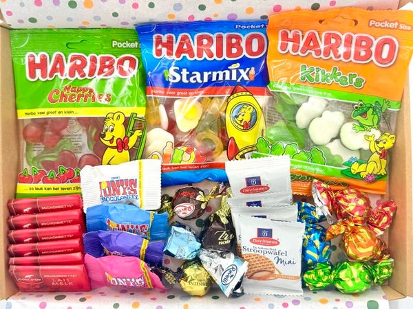 Postkadootje Snoepen | Haribo cherries | Haribo starmix | Haribo snoepkikkers | Mini chocolaatjes | Tony Chocolonely mini's | Rovelli bonbons | Mini stroopwafels | Chocolade bonbons | Kaartje naar keuze