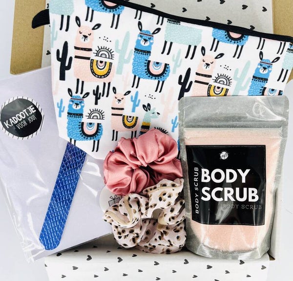 Postkadootje Soap | Twee scrunchies | Body scrub | Nagelvijltje | Toilettasje