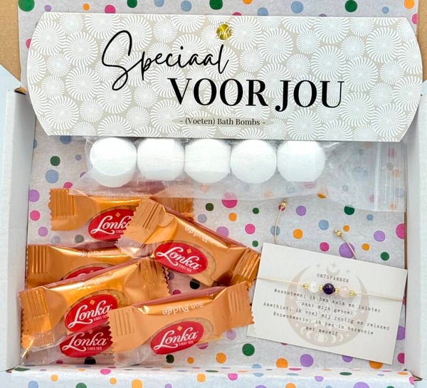 Postkadootje Speciaal | Gondeldoosje speciaal voor jou met bath bombs | Verstelbare armband met edelstenen ontspannen | Lonka mini caramelblokjes | Kaartjes naar keuze