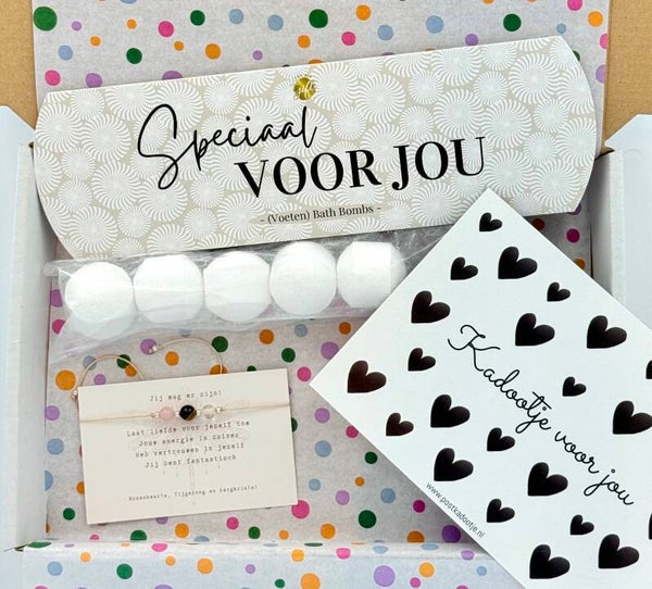 Postkadootje Speciaal voor jou | Bath bombs speciaal voor jou gondeldoosje | Verstelbaar armbandje jij mag er zijn met edelstenen | Kaartje naar keuze