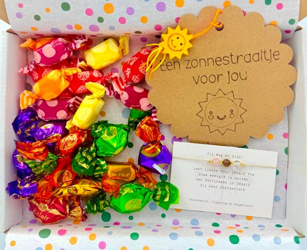 Postkadootje Toffee | Toffee meerdere smaken | Fruittoffee | Zonnestraaltje voor jou gelukje | Armband met edelstenen Jij mag er zijn! | Kaartje naar keuze