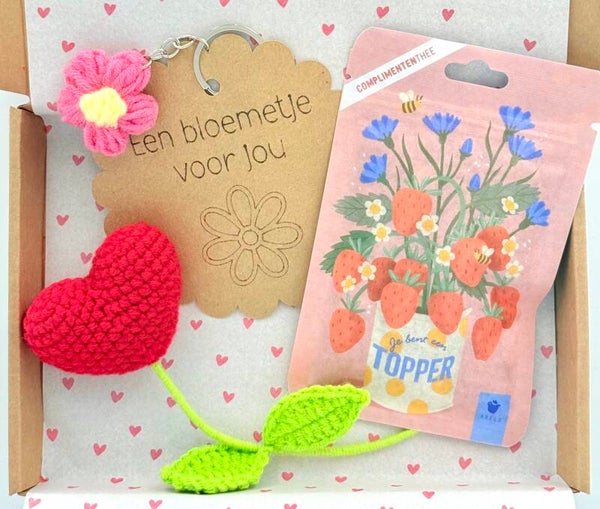 Postkadootje Topper | Complimententhee je bent een topper | Een bloemetje voor jou gelukje | Gehaakt hartjesbloem | Kaartje naar keuze