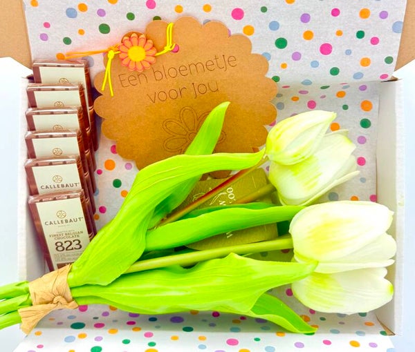 Postkadootje Tulp | Bosje (kunst)tulpen | Mini chocolaatjes | Gelukje bloemetje voor jou | Kaartje naar keuze