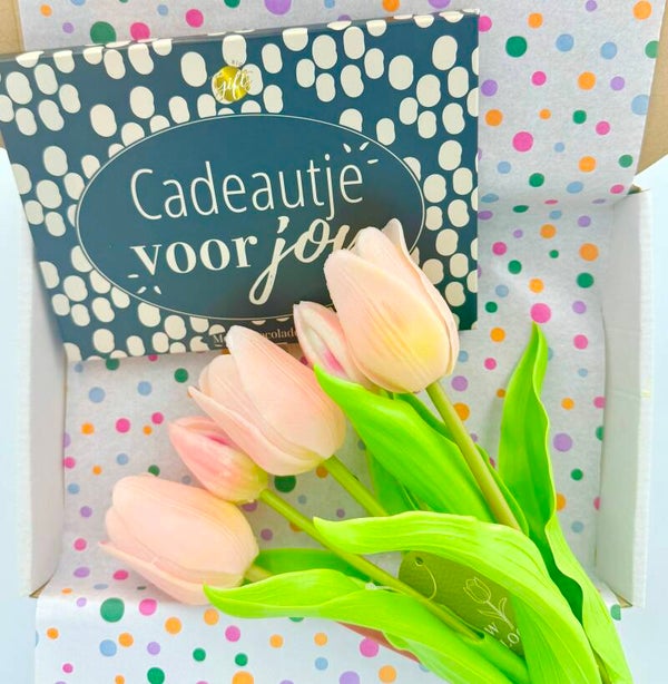 Postkadootje Tulpen | Bosje (kunst)tulpen | Melkchocolade in doosje cadeautje voor jou | Kaartje naar keuze