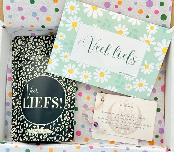 Postkadootje Veel liefs | BH Hangertje ontspannen met edelstenen | Bodyscrub veel liefs | Kaartje naar keuze
