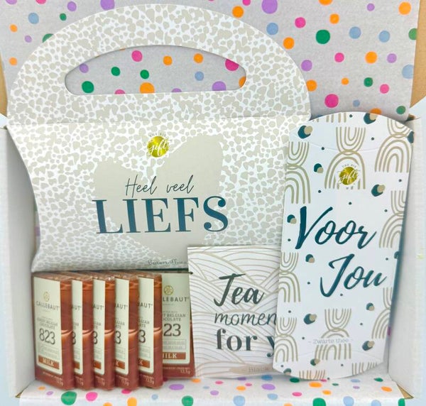 Postkadootje Veel liefs | Doosje met botertoffees heel veel liefs | Gondeldoosje voor jou met thee | Callebaut mini chocolade | Kaartje naar keuze