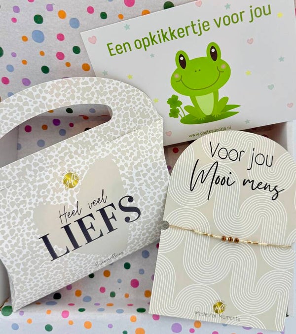Postkadootje Veel liefs | Gondeldoosje met botertoffees (heel veel liefs) | Armbandje voor jou mooi mens | Kaartje naar keuze