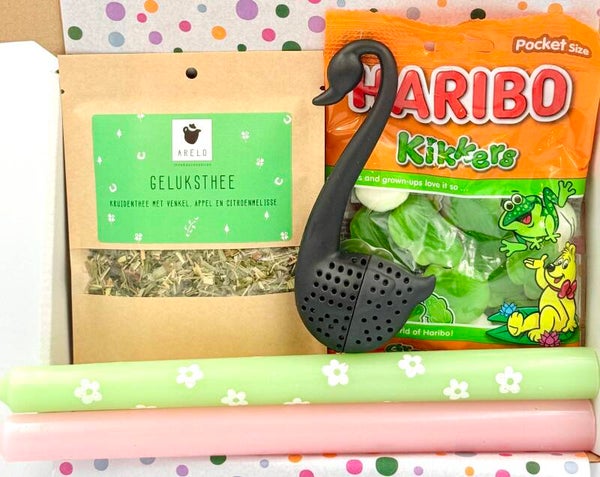 Postkadootje Verwenmix | Geluksthee | Theefilter zwaantje | Haribo snoepkikkers | Twee dinerkaarsen | Kaartje naar keuze