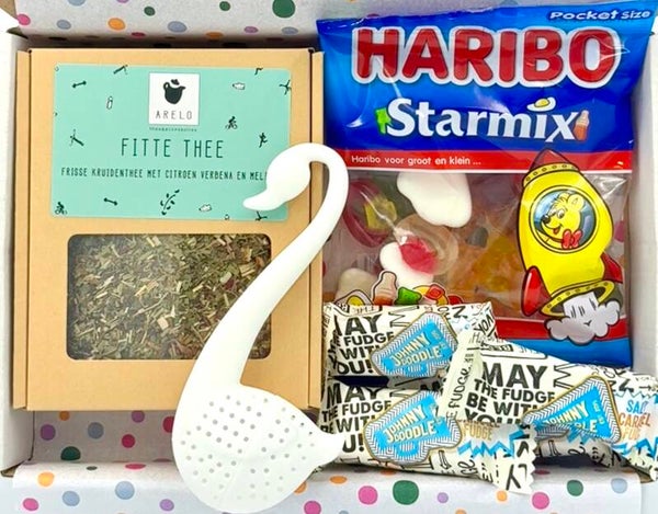 Postkadootje Verwennerij | Fitte thee in doosje | Theefilter zwaantje wit | Haribo starmix | Johnny doodle caramelblokjes | Kaartje naar keuze