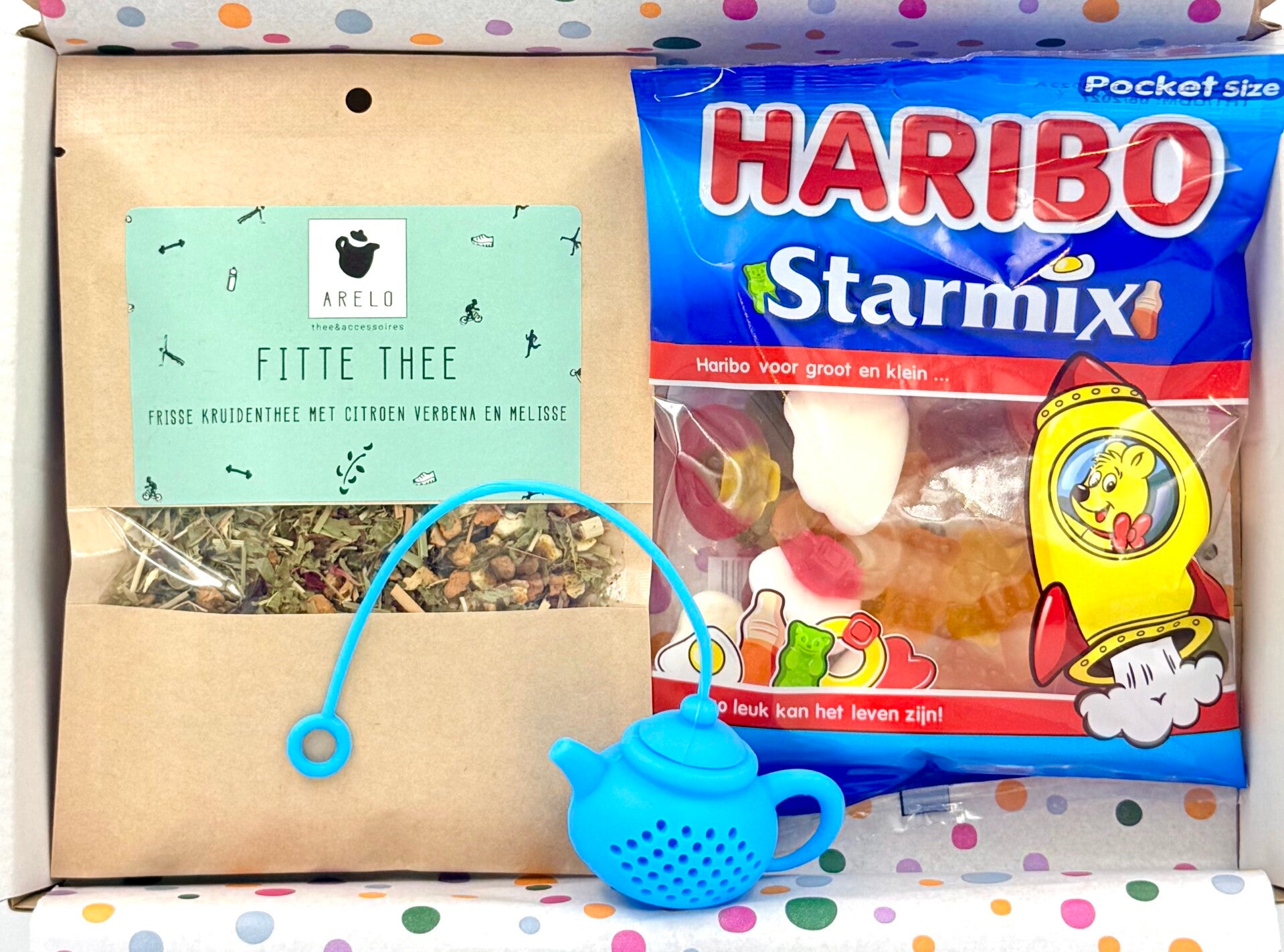 Postkadootje Verwenpost | Fitte thee in zakje | Theefilter theepotje blauw | Haribo starmix | Kaartje naar keuze