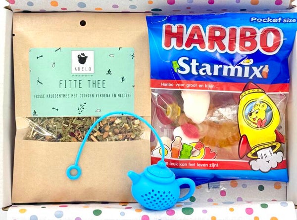 Postkadootje Verwenpost | Fitte thee in zakje | Theefilter theepotje blauw | Haribo starmix | Kaartje naar keuze
