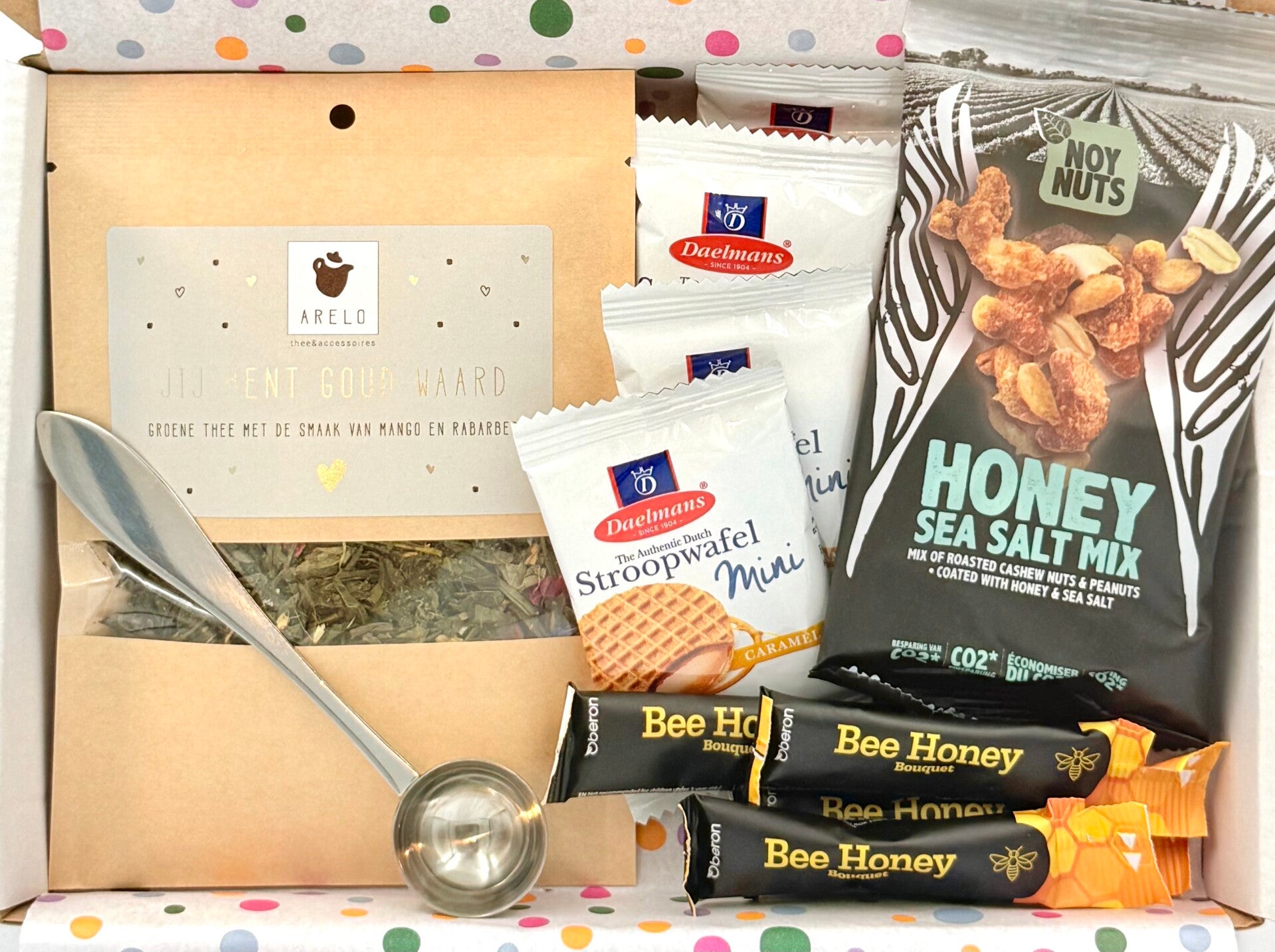 Postkadootje Zoetje | Jij bent goud waard thee in zakje | Theeschepje | Mini stroopwafels | Honing | Zakje nootjes | Kaartje naar keuze