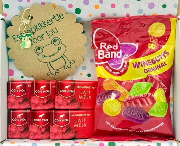 Postkadootje Zoetkado | Red band winegums | Cotedor melk chocolade | Opkikkertje voor jou sleutelhanger | Kaartje naar keuze