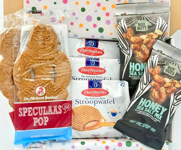 Postkadootje Zoetmoment | Stroopwafels per stuk verpakt | Zakje nootjes | Speculaaspoppen | Kaartje naar keuze