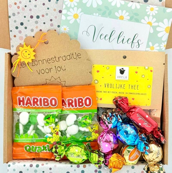 Postkadootje Zonnestraal | Vrolijke thee | Een zonnestraaltje voor jou gelukje | Haribo mini snoepkikkers | Bonbons | Kaartje naar keuze
