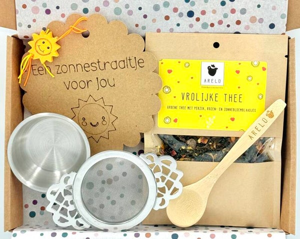 Postkadootje Zonnestraaltje | Vrolijke thee | Bamboe theeschepje | Een zonnestraaltje voor jou gelukje | Theezeef met uitlekschaaltje | Kaartje naar keuze