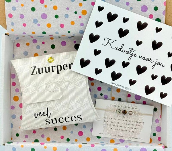 Postkadootje Zuurper | Doosje super veel succes met snoepjes zuurtjes | Verstelbaar armbandje jij kan alles aan! | Kaartje naar keuze